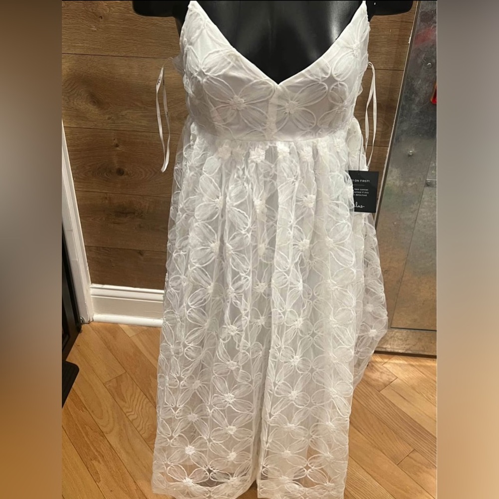 đ¤ Luluâs Radiate Elegance Ivory Floral Tulle Midi Dress â Size M đ¤ - Picture 3 of 6